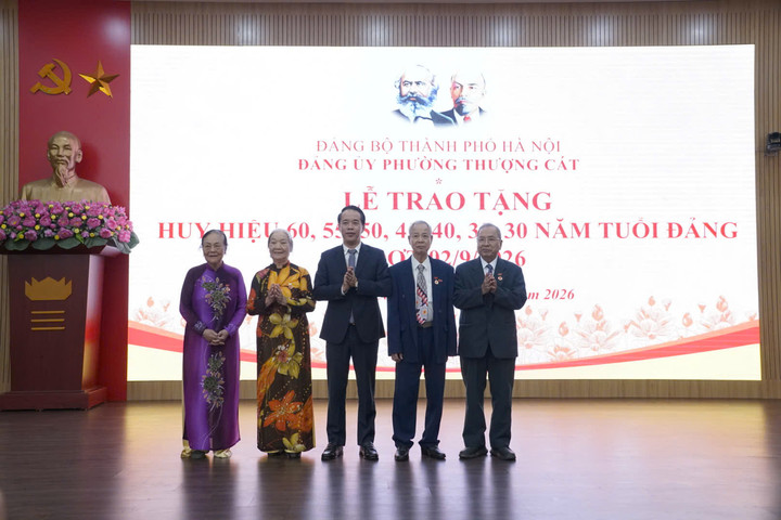 Đảng bộ phường Thượng Cát trao Huy hiệu Đảng đợt 2-9-2026