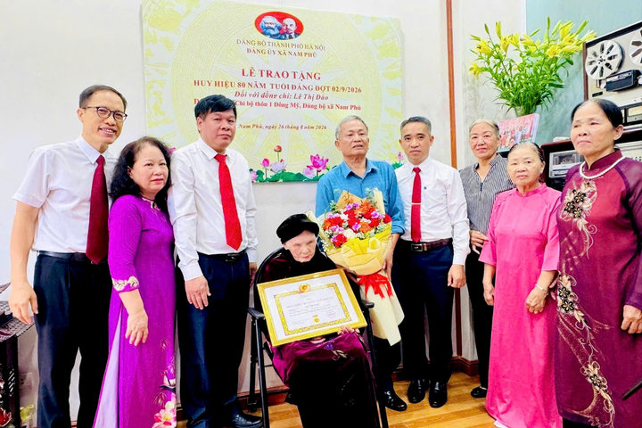 Ấm áp lễ trao Huy hiệu 80 năm tuổi Đảng tại xã Nam Phù