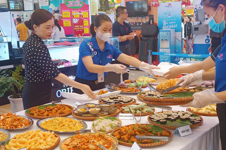 Thị trường thực phẩm mùa lễ Vu lan: Sức mua tăng mạnh, giá ổn định