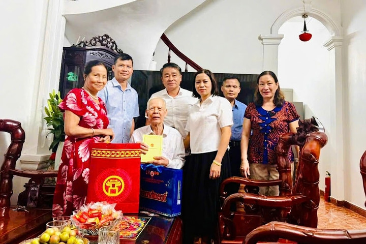Phường Hoàng Mai thăm, tặng quà người có công dịp Quốc khánh 2/9