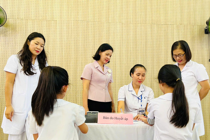 Hơn 2.000 học sinh xã Ô Diên được khám sức khỏe định kỳ