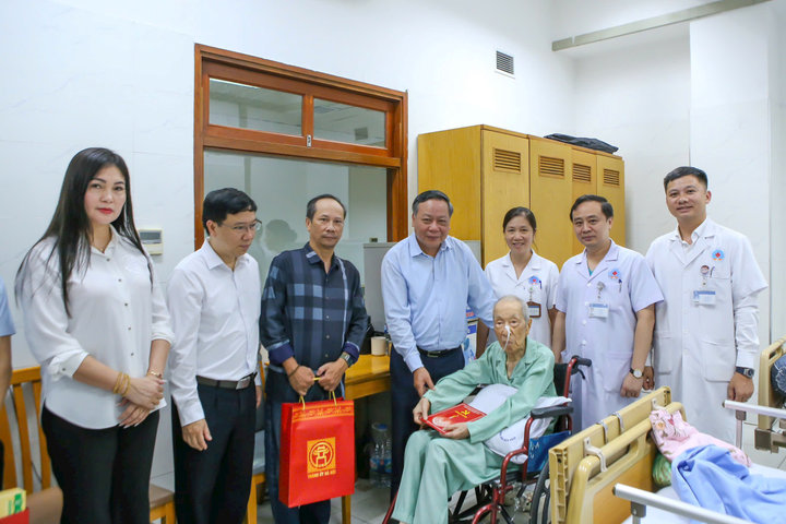 Phó Bí thư Thành ủy Nguyễn Văn Phong thăm, tặng quà đồng chí Lê Đức Vân
