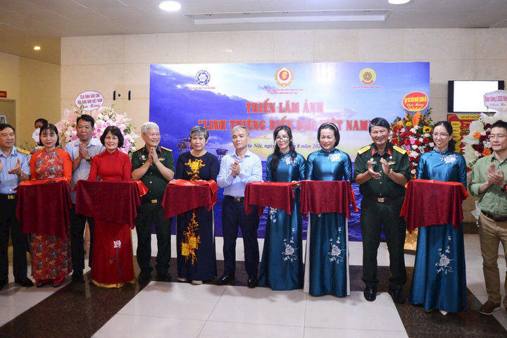 Khai mạc triển lãm ảnh “Linh thiêng biển đảo Việt Nam”