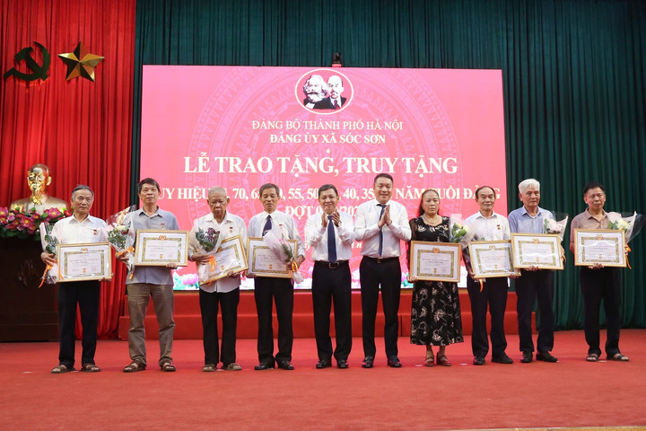 Xã Sóc Sơn trao tặng Huy hiệu Đảng đợt 2-9 cho các đảng viên