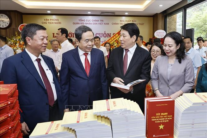 Ra mắt cuốn sách "Sức mạnh của dân tộc Việt Nam trong sự nghiệp xây dựng và bảo vệ Tổ quốc" của Đại tướng Lương Cường