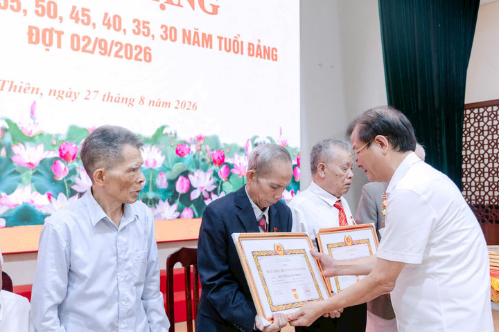 Xã Ứng Thiên trao Huy hiệu Đảng đợt 2-9 cho 66 đảng viên