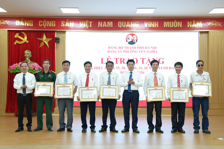 Yên Nghĩa: Trao Huy hiệu Đảng tặng 76 đảng viên, kết nạp 30 đảng viên mới