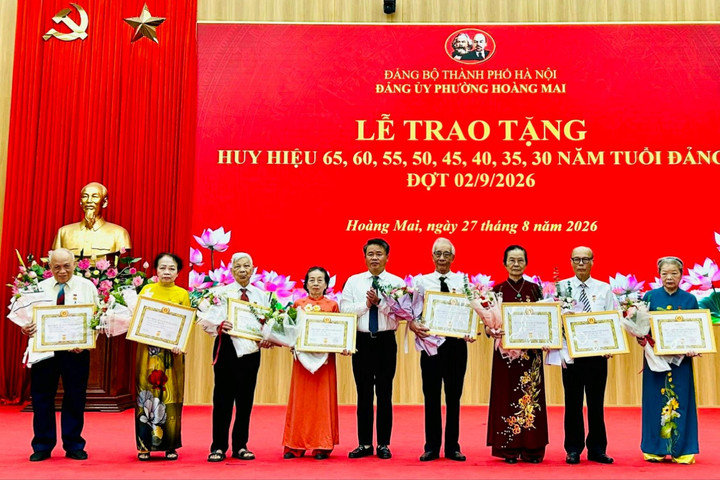 203 đảng viên phường Hoàng Mai đón nhận Huy hiệu Đảng đợt 2-9