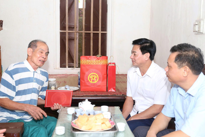 Bất Bạt: Thăm, tặng quà người có công dịp Quốc khánh 2-9