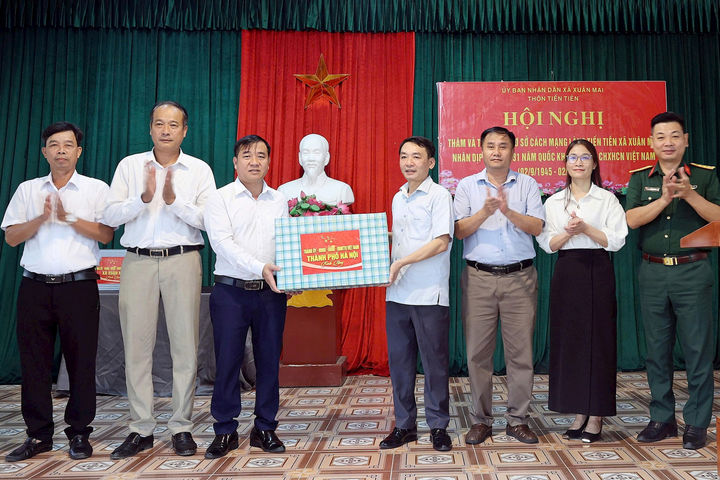 Xuân Mai: Thăm, tặng quà cơ sở cách mạng làng Tiến Tiên