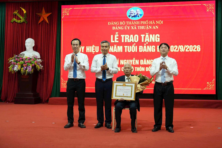 Đảng viên 80 năm tuổi Đảng ở xã Thuận An vinh dự nhận Huy hiệu dịp 2-9