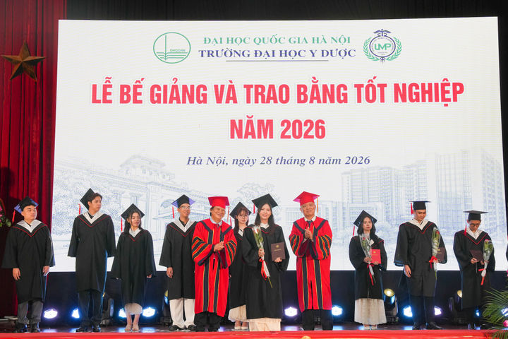 Hơn 400 tân bác sĩ, dược sĩ, cử nhân Trường Đại học Y Dược nhận bằng tốt nghiệp