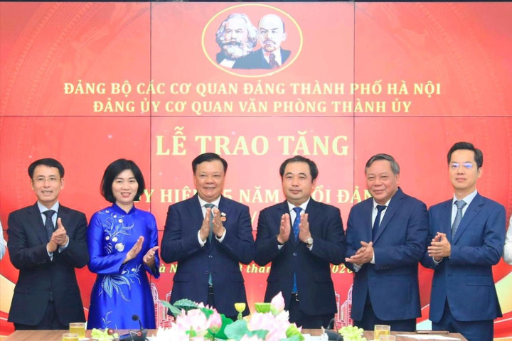 Bí thư Thành ủy trao Huy hiệu Đảng đợt 2-9