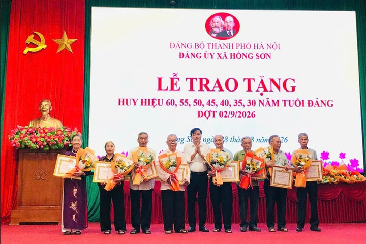 Xã Hồng Sơn trao Huy hiệu Đảng đợt 2-9 tặng 64 đảng viên