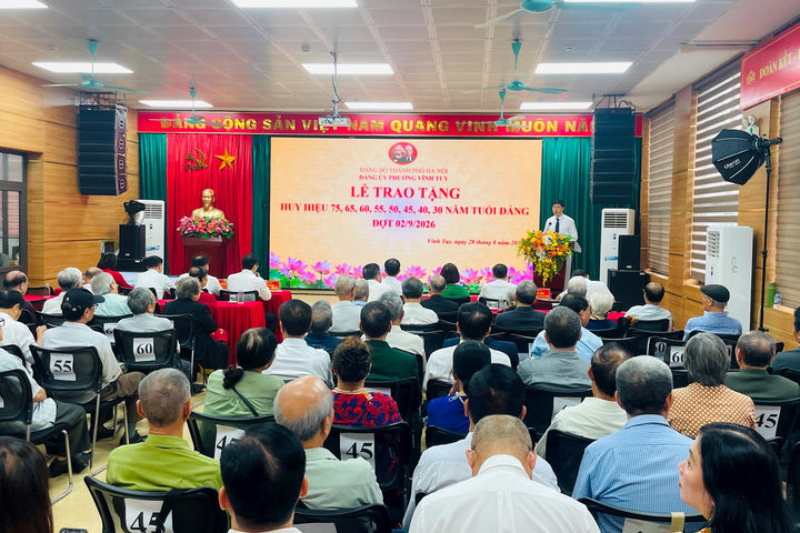 Phường Vĩnh Tuy trao Huy hiệu Đảng đợt 2/9