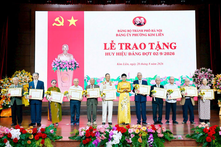 Phường Kim Liên trao Huy hiệu Đảng tặng 865 đảng viên