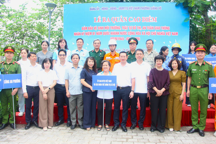 Phường Giảng Võ ra quân bảo đảm vệ sinh môi trường, trật tự đô thị