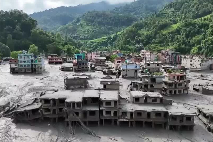 Nepal chạy đua cứu hộ sau lũ quét, hàng trăm du khách nước ngoài vẫn mất tích
