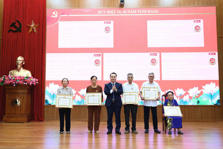Được trao Huy hiệu Đảng là niềm vinh dự lớn lao với mỗi đảng viên