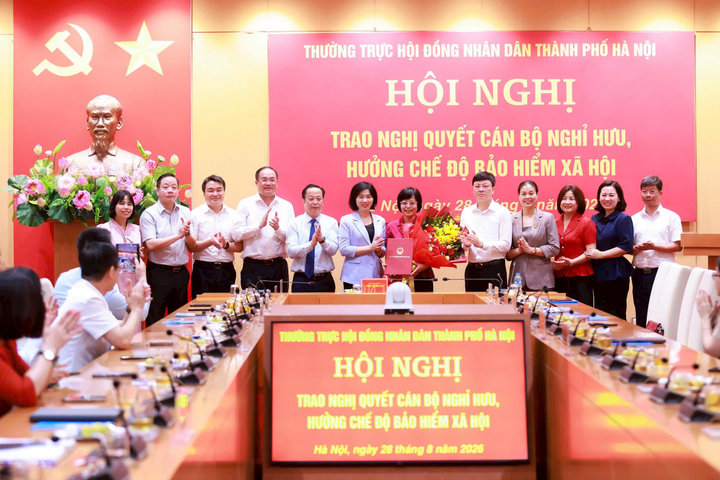 Thường trực HĐND thành phố Hà Nội trao nghị quyết nghỉ hưu với đồng chí Hồ Vân Nga