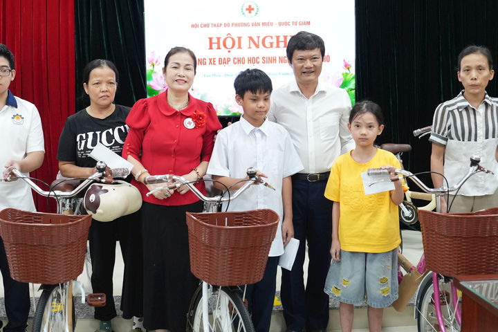 Phường Văn Miếu - Quốc Tử Giám: Tặng xe đạp cho học sinh vượt khó vươn lên