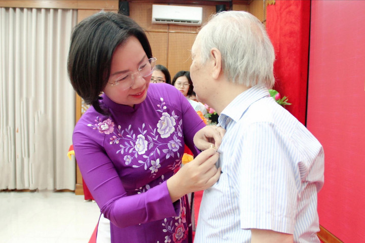 Đảng bộ MTTQ Việt Nam TP Hà Nội trao Huy hiệu Đảng tặng 19 đảng viên