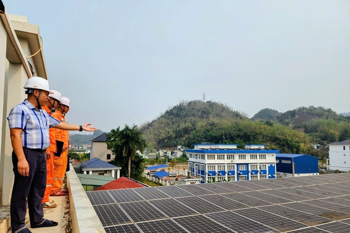 Từ mái nhà, người thợ điện lan tỏa nguồn năng lượng xanh