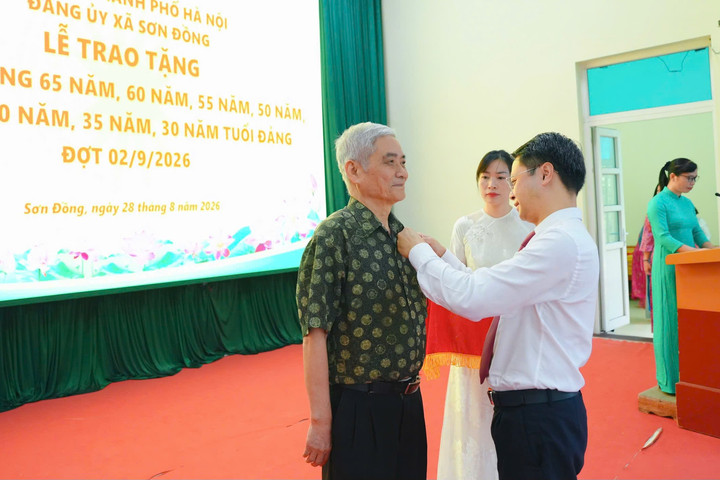 Xã Sơn Đồng trao Huy hiệu Đảng cho 69 đảng viên dịp Quốc khánh 2-9