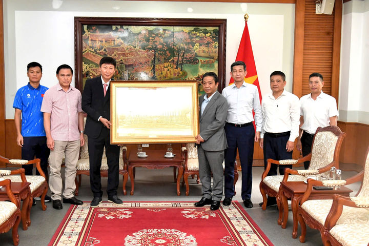 Trao quà của Thủ tướng Lê Minh Hưng tặng đội tuyển bóng đá nam Việt Nam