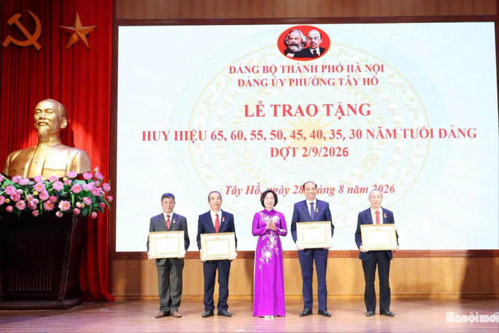 Chủ tịch Ủy ban MTTQ Việt Nam thành phố Hà Nội Bùi Huyền Mai trao Huy hiệu Đảng tại phường Tây Hồ