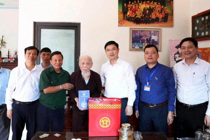 Xã Đa Phúc thăm, tặng quà người có công dịp Quốc khánh 2-9