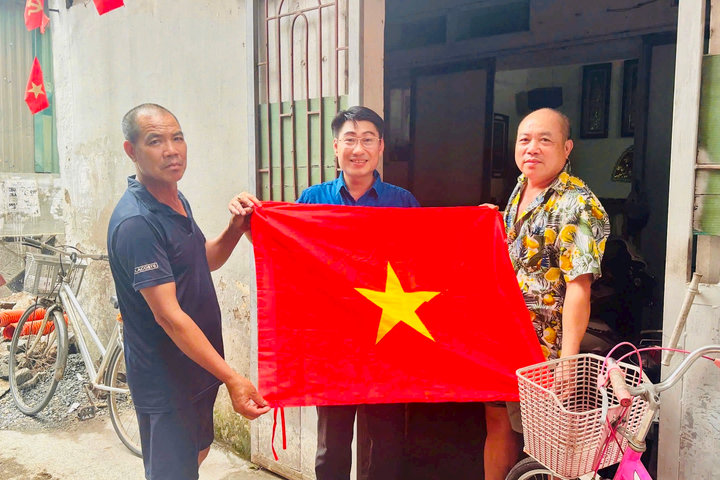 Ngõ phố rực rỡ cờ hoa đón Quốc khánh