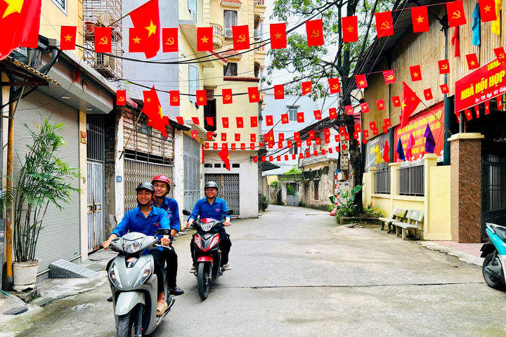 Phường Hoàng Mai rực rỡ công trình Sắc cờ Tổ quốc và chung tay làm sạch phố phường