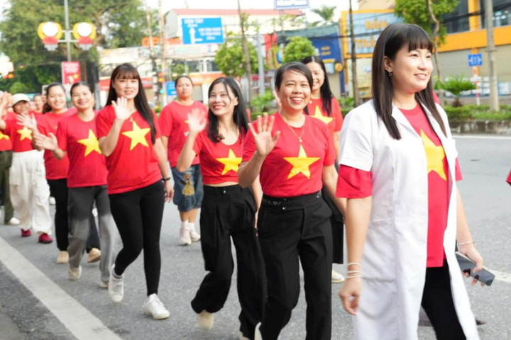 Xã Đan Phượng: Gần 300 đại biểu tham gia chương trình đi bộ “Cùng Việt Nam tiến bước”