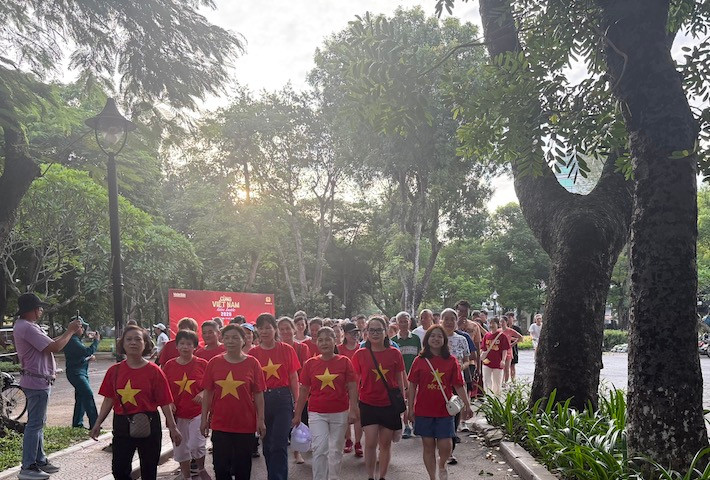 Phường Hai Bà Trưng sôi nổi hưởng ứng chương trình đi bộ “Cùng Việt Nam tiến bước”