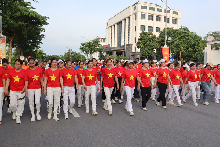 Phường Tây Tựu: Sôi nổi hoạt động đi bộ “Cùng Việt Nam tiến bước”