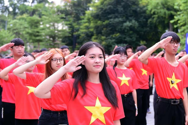 Sắc đỏ tình yêu Tổ quốc