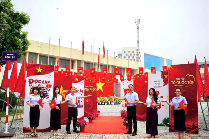 Sắc đỏ rực rỡ tại Không gian văn hóa Việt Hưng