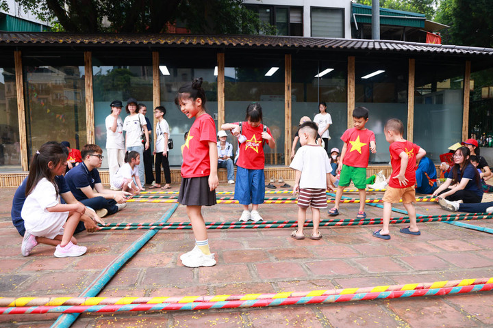Văn Miếu dịp Quốc khánh: Người dân hào hứng trải nghiệm văn hóa dân gian