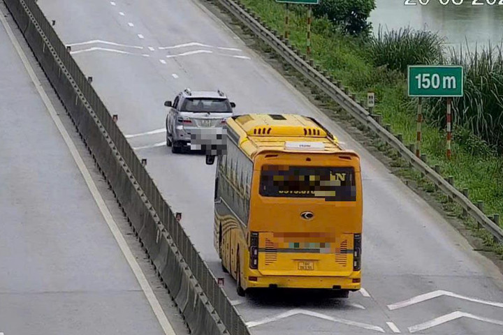 Cảnh sát giao thông khuyến cáo tài xế giữ khoảng cách với xe liền trước