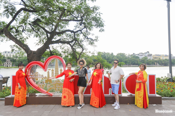Du khách quốc tế say mê sắc thu Hà Nội
