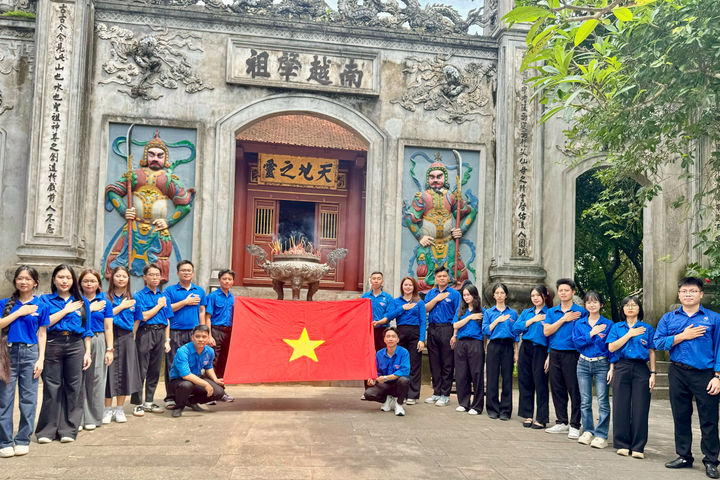 Tuổi trẻ Gia Lâm về nguồn, dâng hương tại Đền Hùng