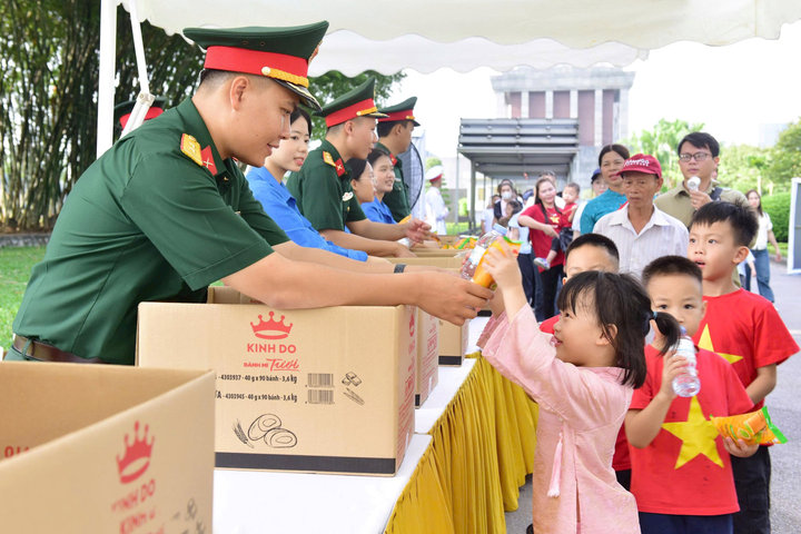Ý nghĩa những phần quà trao tặng đồng bào, du khách tại Lăng Bác