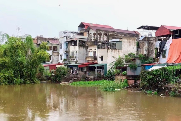 Hà Nội: Lũ sông Tích vẫn trên báo động, 6 xã phường duy trì ứng trực