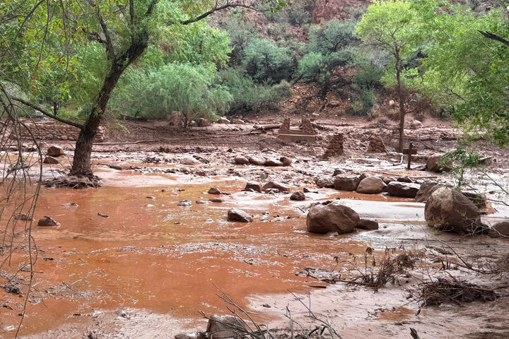 Gần 80 người được cứu, hơn 20 người mất tích sau lũ quét ở Arizona, Mỹ
