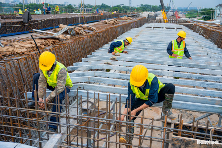 Công nhân thi công xuyên lễ dựng những nhịp cầu Trần Hưng Đạo