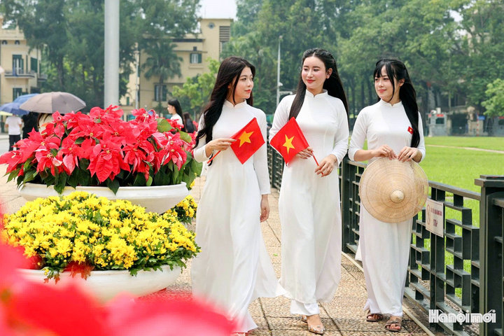 Sắc áo dài hòa cùng cờ đỏ sao vàng tại Quảng trường Ba Đình