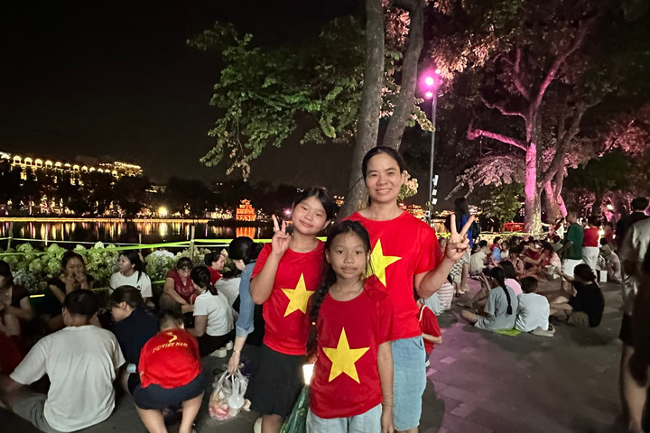 Người dân Thủ đô nô nức đón Tết Độc lập, ngắm pháo hoa