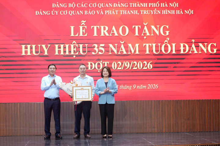 Đảng bộ Cơ quan Báo và PTTH Hà Nội trao Huy hiệu Đảng đợt 2-9