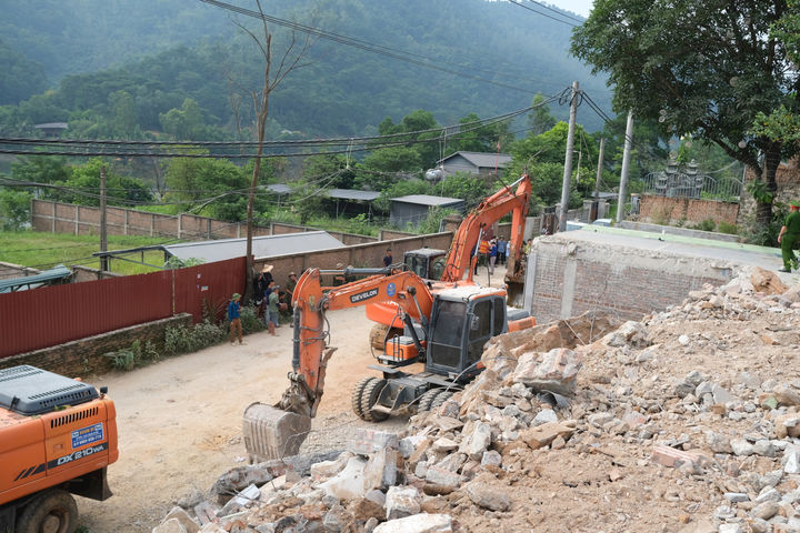 Xã Kim Anh tiếp tục cưỡng chế công trình vi phạm tại hồ Đồng Đò